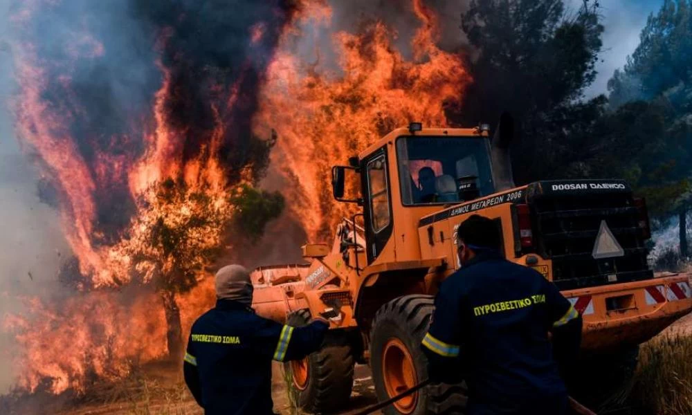 Φωτιά στην Κορινθία: «Μάχη» με τις διάσπαρτες εστίες